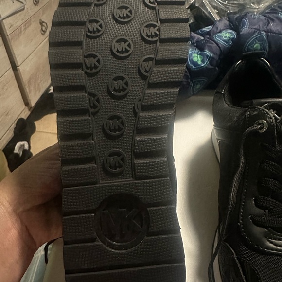 Women Micheal Kors Wilma Logo Trainer shoes - Picture 9 of 13